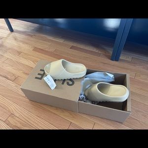DHgate Yeezy slides. Never worn, size 5 in mens